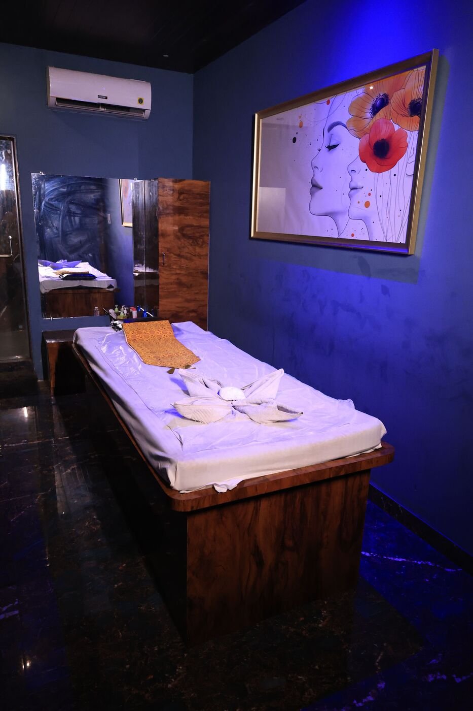 Warm wood-panelled relaxation room at Mitram Thai Spa, Dombivli